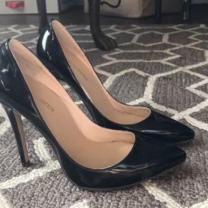 Black pumps